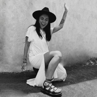 Recuerda todas las razones que tienes para sonreír ❤️ Hay días difíciles, pero en esos momentos es cuando la vida nos está retando a seguir, y no a seguir existiendo sino a seguir viviendo. Cierra los ojos y sonríe porque hay mil razones para hacer que todo sea mejor❤️🌈 Hoy en el día mundial de la salud mental🌟te proponemos regalarte una sonrisa desde el corazón. #sombreros #hat #handmade #hatsmaker #urban