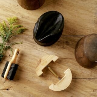 Las herramientas de sombrerería parecen esculturas sacadas de un museo 😍 ,esperando ansiosamente la mano del sombrerero para crear juntos piezas irrepetibles 🪄 . Estas son las infaltables: *Hormas o moldes : permiten dar la forma que queremos que tenga el sombrero, exigen de diferentes materiales como madera, corcho y de hierro. Tip: siempre las plastificamos para protegerlas * Ensanchador: nos permite ampliar la horma del sombrero hasta 1 cm más de su contorno * Cepillo de cerdas naturales: Indicado para quitar el polvo de los sombreros Estás son algunas de nuestras herramientas ⚒️ de todos los días ❤️ , quisieran que les mostráramos más de nuestro día a día? #millinerytools #millinerymarketing #hatmakingtools #hat #hatmillinery #sombreros #hatsmaker
