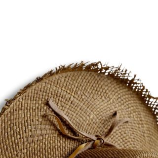 Tenemos la fortuna de contar con #artesanos que aman lo que hacen y cada tejido de un sombrero de paja, es la firma de generaciones siguiendo la tradición de hacer los #sombreros con sus manos🤎...#sombrerosdeplaya #sombrerosartesanales #talentocolombiano #sombreso