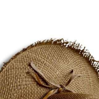 Tenemos la fortuna de contar con #artesanos que aman lo que hacen y cada tejido de un sombrero de paja, es la firma de generaciones siguiendo la tradición de hacer los #sombreros con sus manos🤎 . . . #sombrerosdeplaya #sombrerosartesanales #talentocolombiano #sombreso