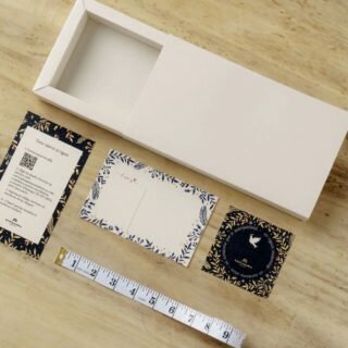Regalar un sombrero no es tarea fácil cuando quieres que sea sorpresa🤫, asíque encontramos una solución paraque puedas dar el regalo soñado ysea sorpresa. 1. Compra tu bono deregalo que incluye: - Guia para saber la talla - Un metro para que puedasaber su talla exacta - Bono deregalo (por el valor que tú decidas) -Una tarjeta personalizable para que le digas cuanto l@ aprecias 2 Lapersona recibirá la cajita mágica decorada. 3 lograste sorprenderl@con un producto con historia yelegirá su sombrero soñado. #hat #hechoamano #santamariasombreros #colombia #bonoregalo