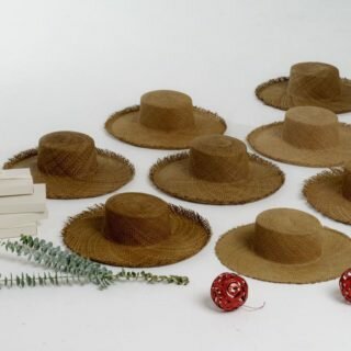 Si detallamos cada uno de estos sombreros, nos daremos cuenta que cada uno es único ❤ puede ser el mismo diseño ( en este caso nuestro sombrero playa), pero su tejido, su color, los patrones que se forman al tejer… son únicos. Así como las manos tejedoras que hay detrás de cada uno, su vida, su historia. Aquí, queda plasmada un poco de cada una ❤🌟#sombreros #hatsmaker #hats #hatsmaker #gift