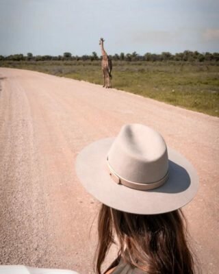 Darnos libertad, sin barreras y dejar que nuestra energía abrace la tierra 🤍 Gracias Ali por hacernos parte de este sueño que fue conocer #Africa. . . . #travel #sombrero #hat #santamariasombreros