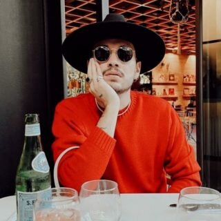 Esta foto no fue en navidad 🎄…pero el universo conspiró para que el buzo rojo, la botella de San Pellegrino y nuestro Lenny Black, le crearan a Juanpa un look perfecto para esta época😍❤️. Love u @jpg8a_ #hats #hat #sombrero #hatmillinery #hatmaker #outfits #outfitsideas